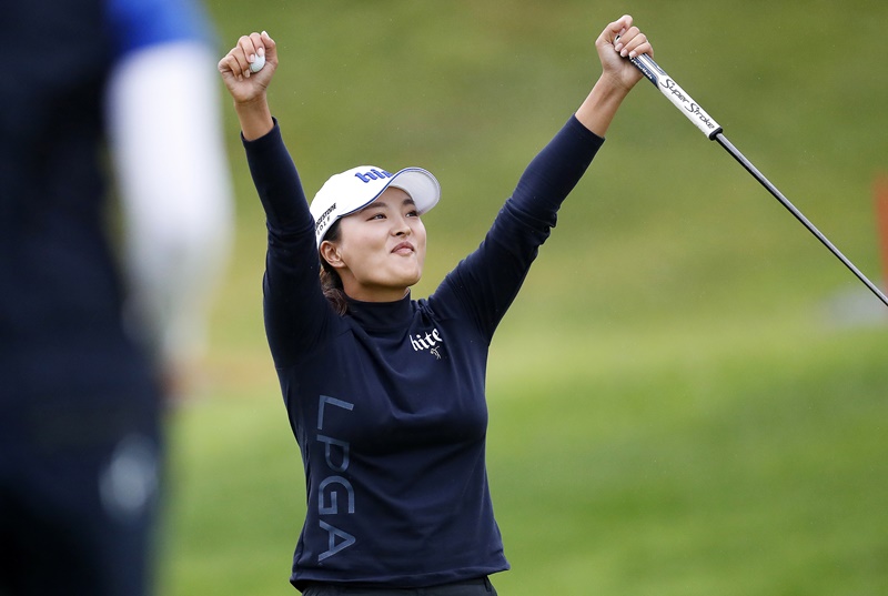 ゴルフの海外女子メジャー「エビアン選手権」で優勝が確定した後、手をあげて喜ぶコ・ジンヨン＝２８日、フランス